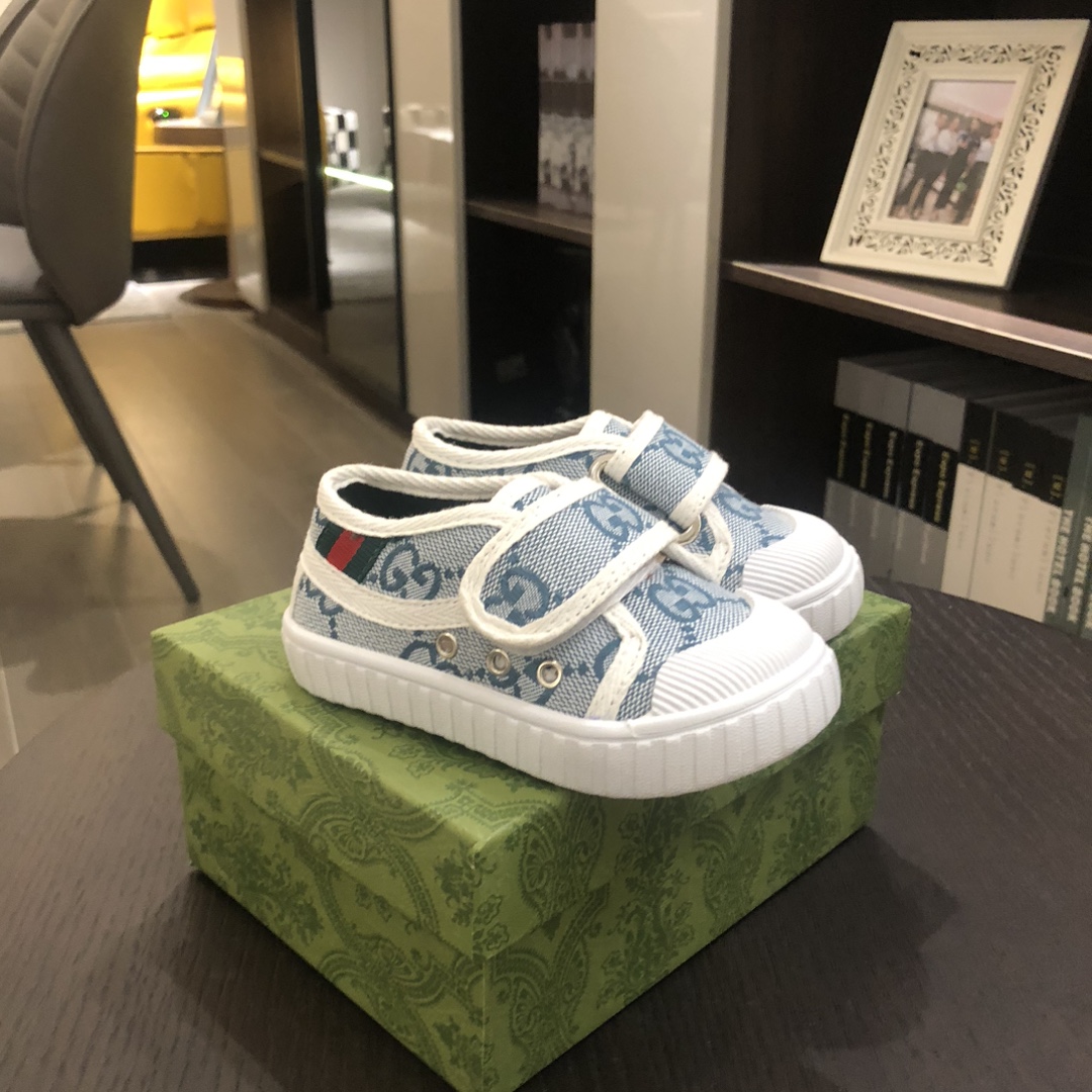 Children's shoes child